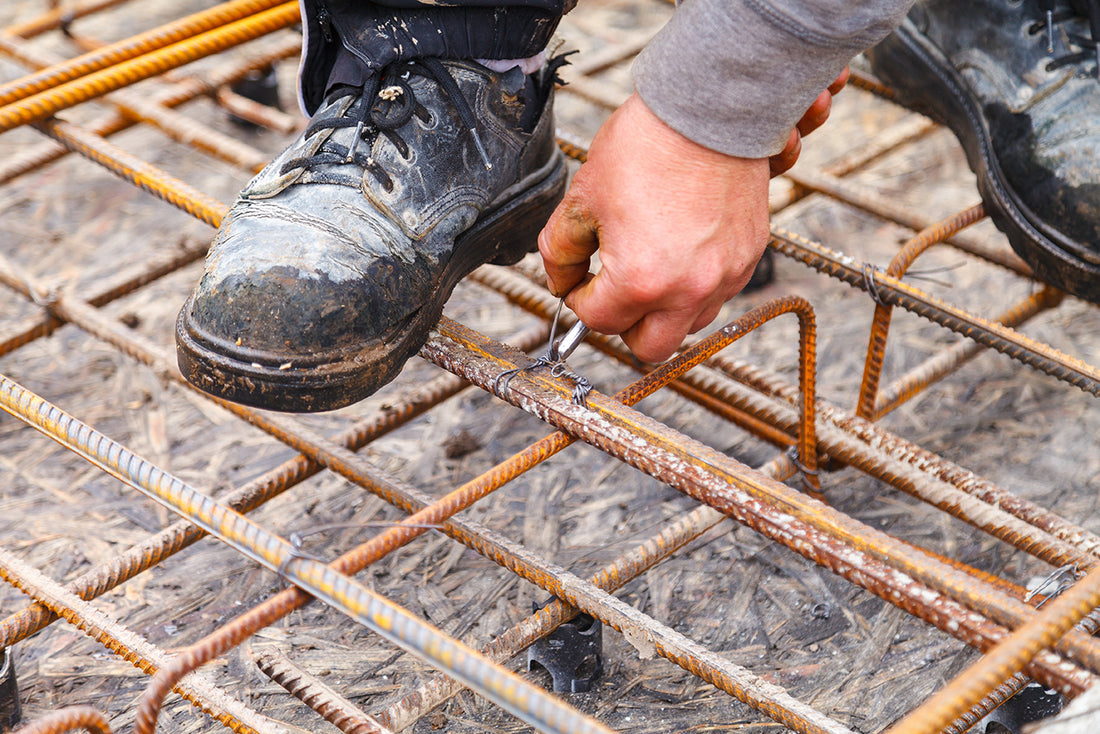 Jak poprawnie wiązać zbrojenie drutem wiązałkowym – budowa domu 2025