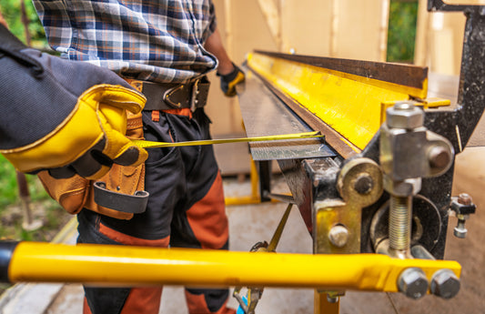 Jak używać giętarki do blachy w budowie domu 2025? Praktyczny poradnik