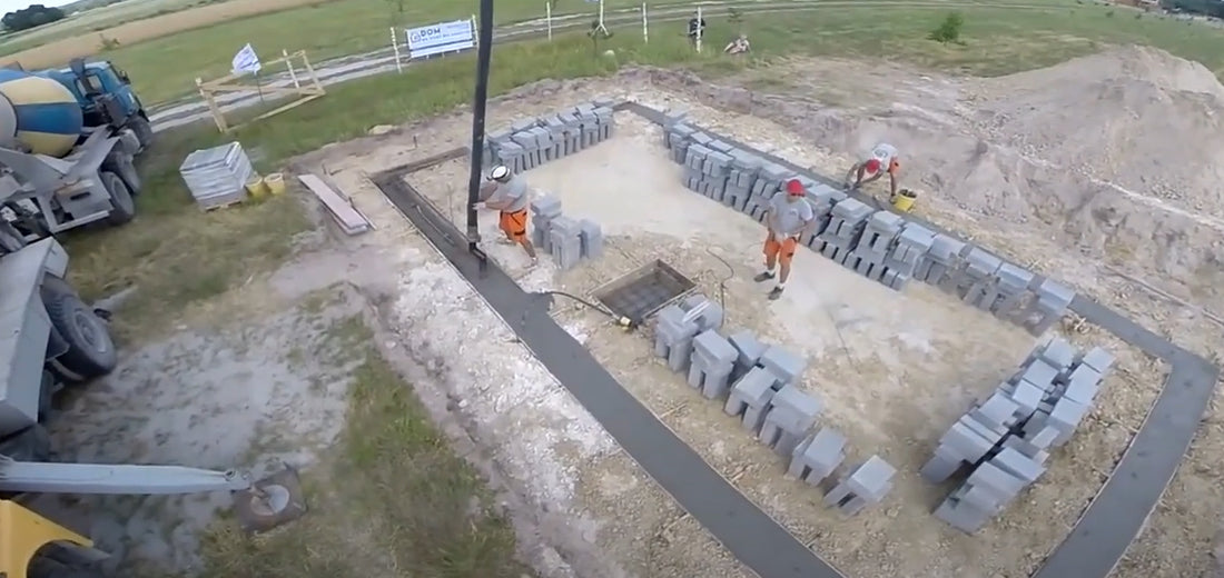 Zalewanie betonem ławy fundamentowej – jak wykonać fundamenty pod budowę domu w 2025 roku?