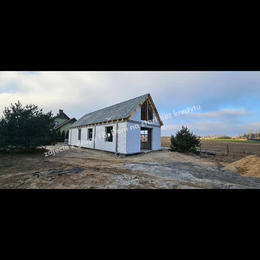 Mały 90-metrowy dom. Ma przestronne wnętrze i świetną antresolę. Projekt dla rodziny 2+2!