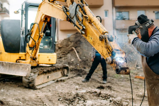 Jak prawidłowo wykonać zasyp fundamentów? Poradnik budowy domu w 2025 roku