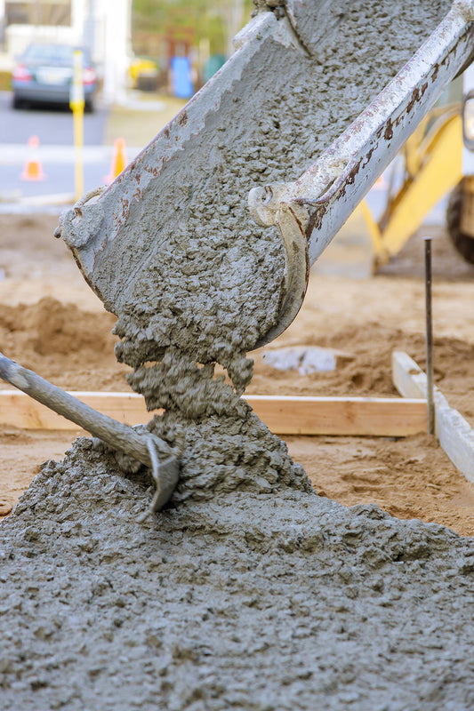 Zalewanie betonem wieńca i wibrowanie betonu – kluczowe etapy budowy domu w 2025 roku
